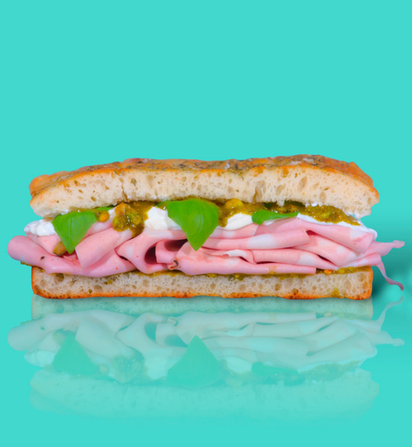 Bologna Focaccia con mortadella de cerdo, stracciatella, albahaca y crema de pistacho-Sandwich Lovers