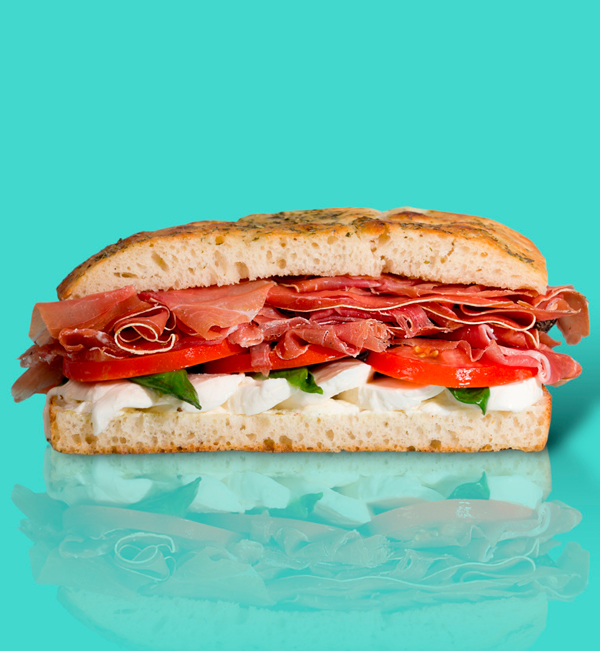 Génova Focaccia con jamón curado, mozzarella de búfala, tomate fresco y albahaca-Sandwich Lovers